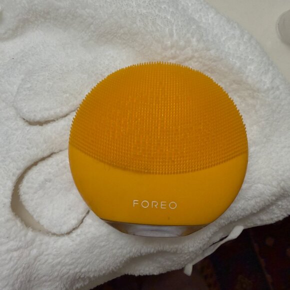 Share FOREO LUNA mini 3 Ultra-hygienic Facial Cleansing, Yellow, Used - Picture 1 of 4